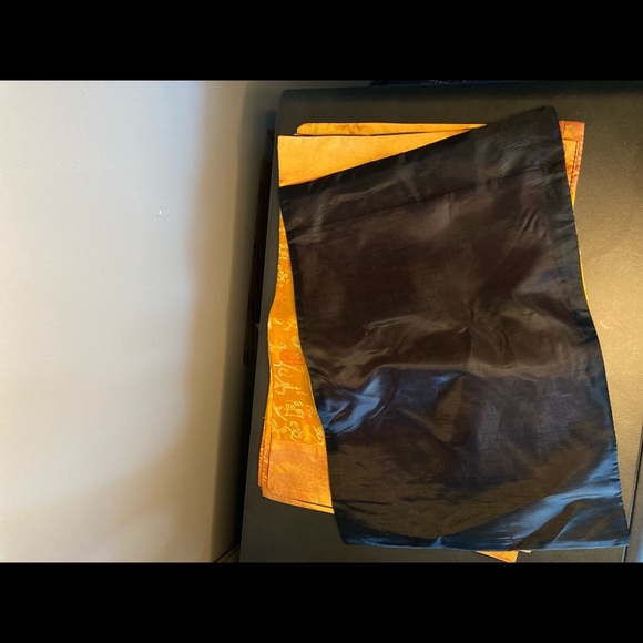 NWOT Asian Inspired Table Runner & Placemats Gold Black Satin Tassel. - Picture 4 of 6